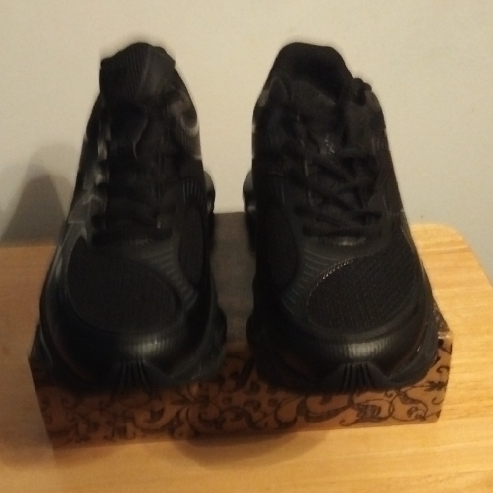 New Men's New Balance All-Black Athletic Trainer Sneakers.Size US 10